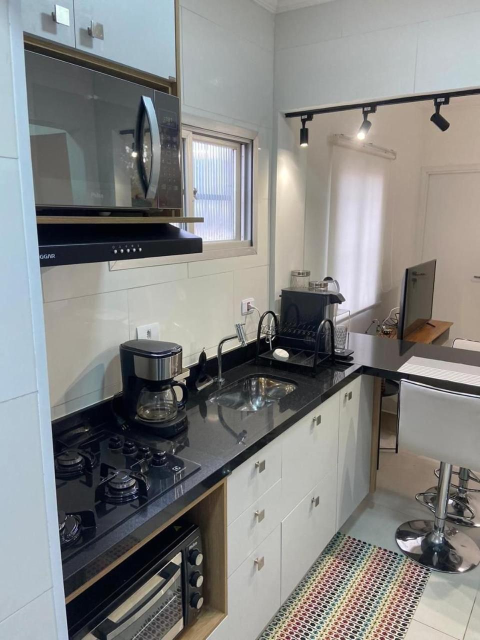 Canto Forte- Suite C/Varanda - Ate 5 Hospedes- Garagem - Wi Fi E 200 Metros Da Praia, 50 Metros Da Av Gastronomica Da Pg Praia Grande  Kültér fotó